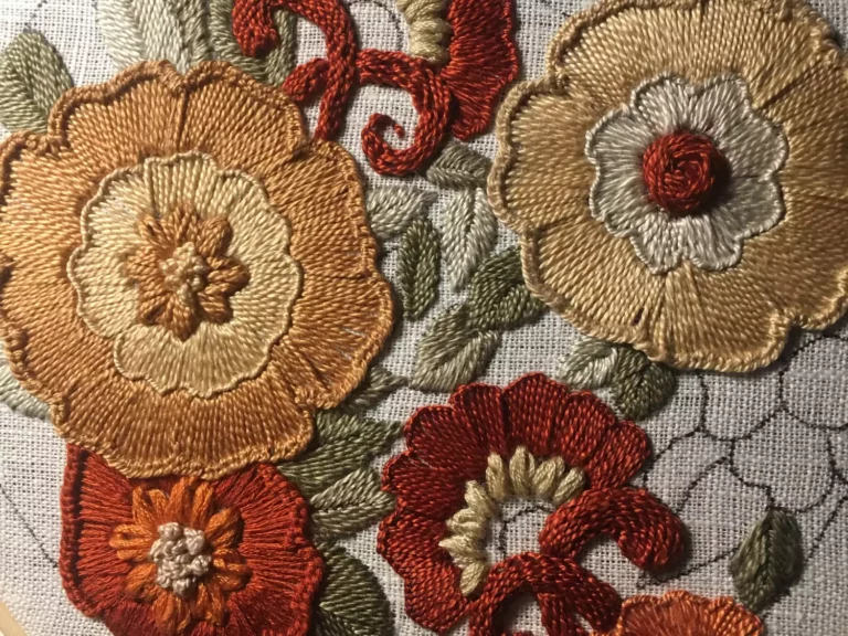 La broderie en relief ou « stumpwork »