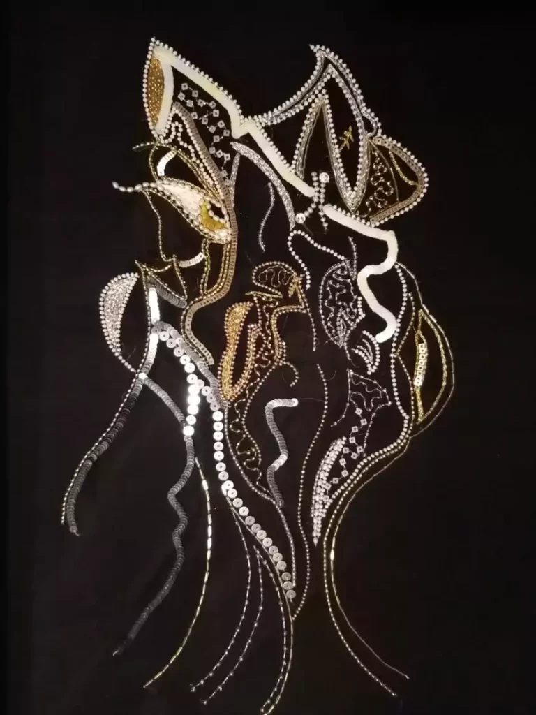 Loup brodé à la main