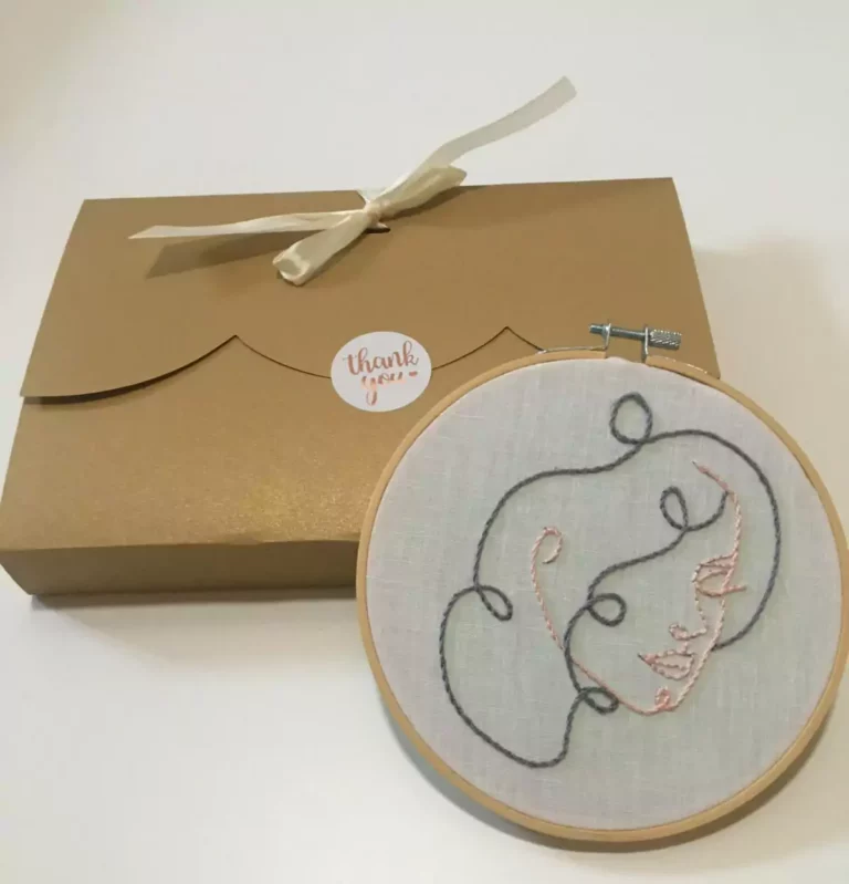 Broderie moderne « visage de femme »
