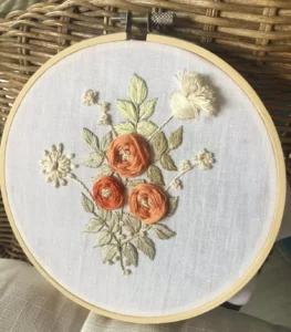 broderie main fleur
