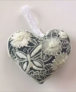 modèle broderie cœur