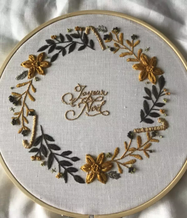 Broderie couronne de Noel – Image 4