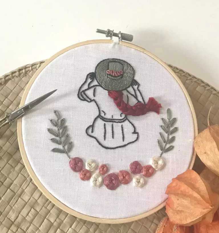 Broderie moderne la dame au chapeau