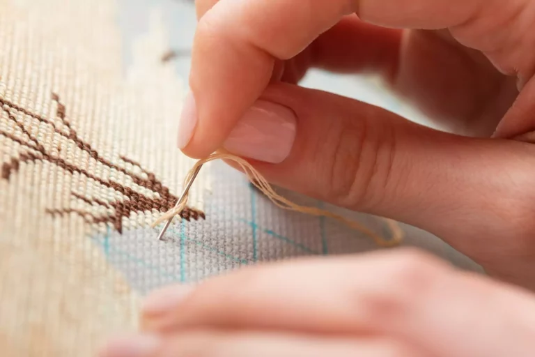 Broderie traditionnelle : aiguilles et toiles