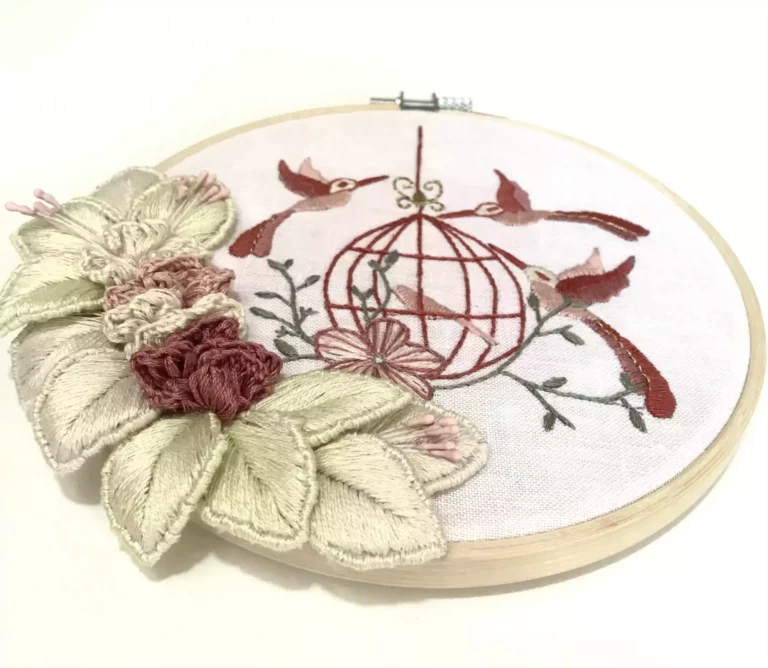 Broderie stumpwork les oiseaux et la cage