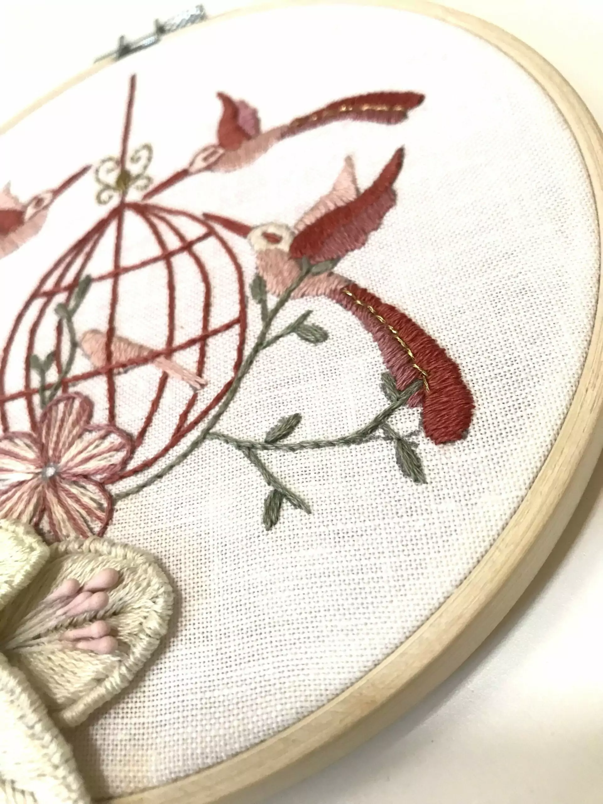 Broderie stumpwork les oiseaux et la cage – Image 4