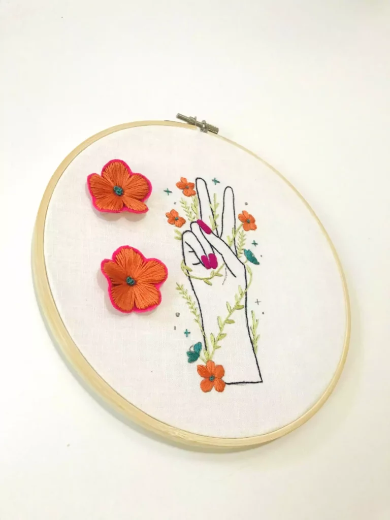 Broderie moderne main fleurie