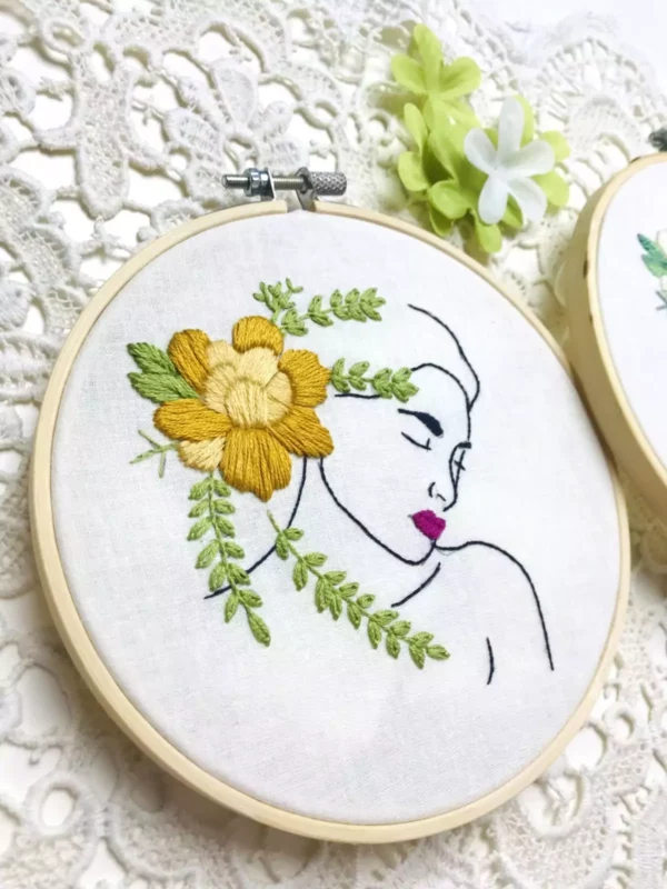 Broderie moderne visage fleuri – Image 2