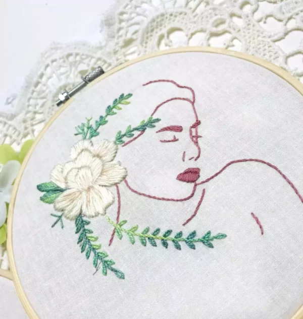 Broderie moderne visage fleuri – Image 3