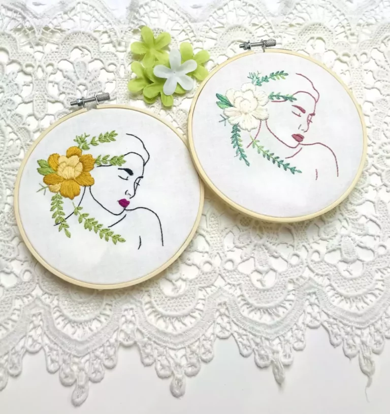 Broderie moderne visage fleuri