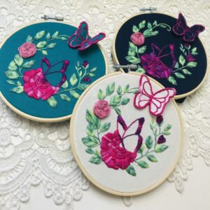 broderie papillon relief