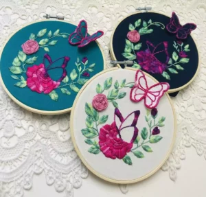 broderie papillon relief