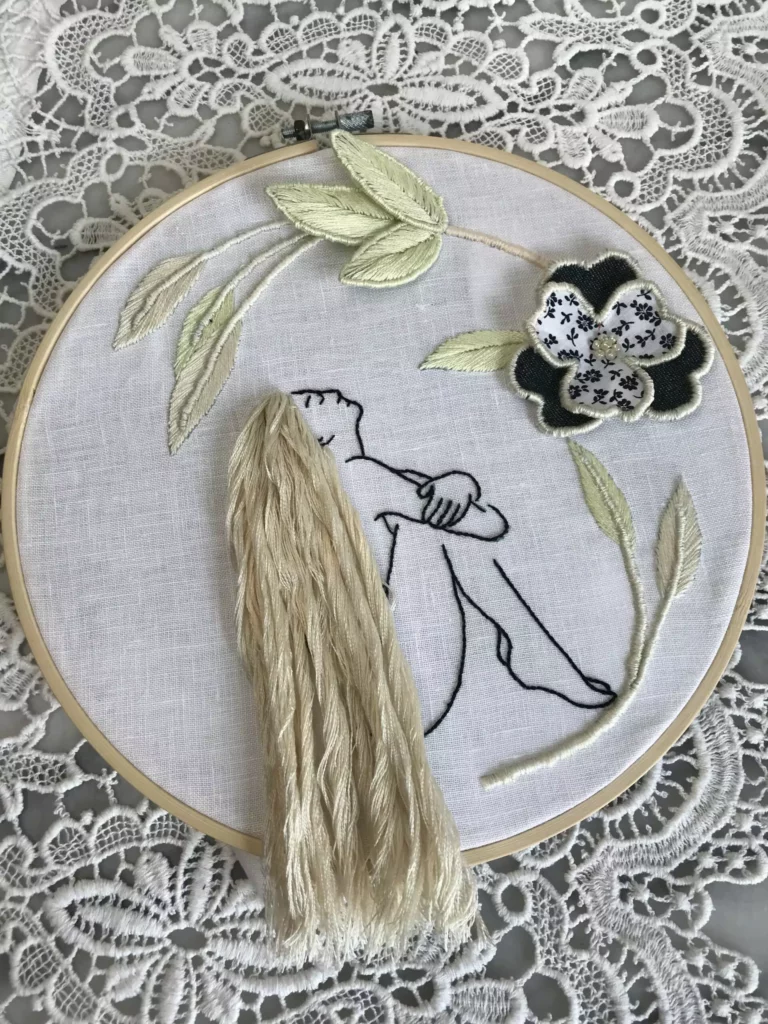 Broderie relief femme aux longs cheveux