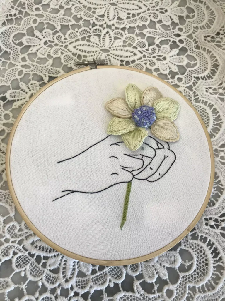 Broderie relief fleur