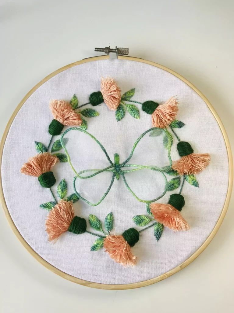 Broderie relief couronne de fleurs