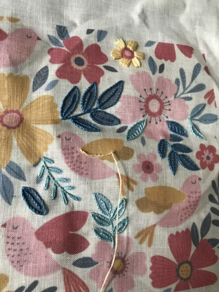 Broderie personnalisée sur toile imprimée